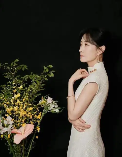 48岁刘敏涛晒最新穿搭美照新中式修身旗袍优雅气质