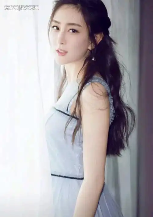 马苏走红毯突发意外,肩带滑落春光外泄