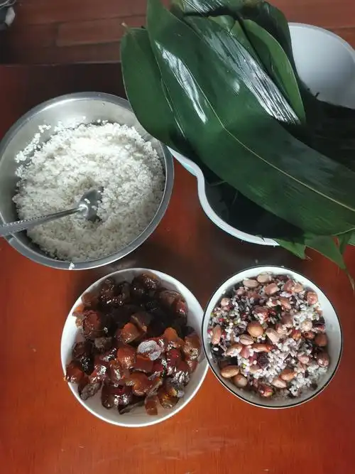 今年端午节,我在家跟妈妈学包粽子.