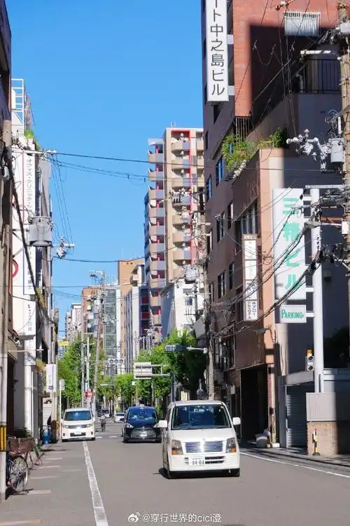 汽车,和阳光里骑车的人,按下快门,记录下美好瞬间,感受日系夏天的味道