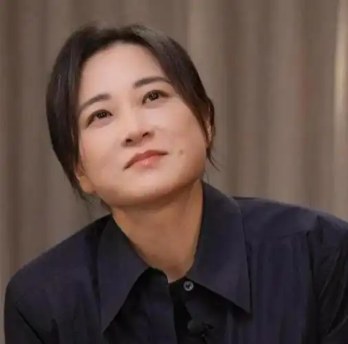 贾玲成功翘起了二郎腿,腹肌让网友泪奔,穿上了白色露背连衣裙变女神