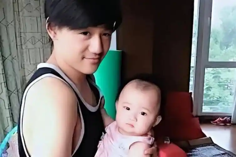 忙碌的工作和幸福的恋爱,让他对儿子缺少了管束,正值青春期的儿子叛逆