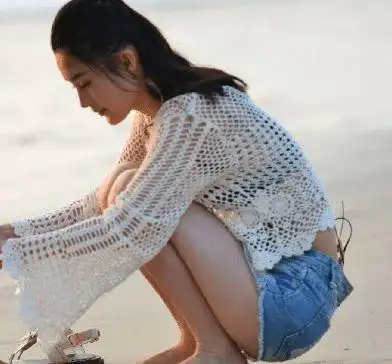 李沁的身材有多撩?看她蹲在沙滩上的样子,网友:太美