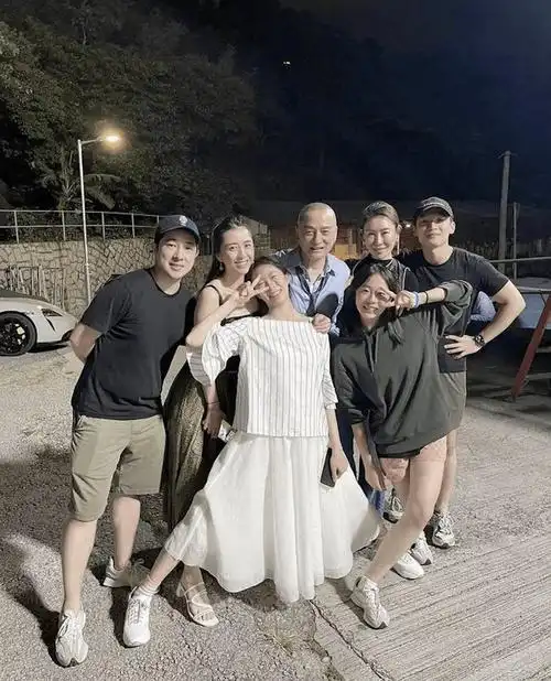 汤镇业前妻为孪生子庆生,母子仨合照像姐弟,汤镇业也回香港庆祝_姜坤