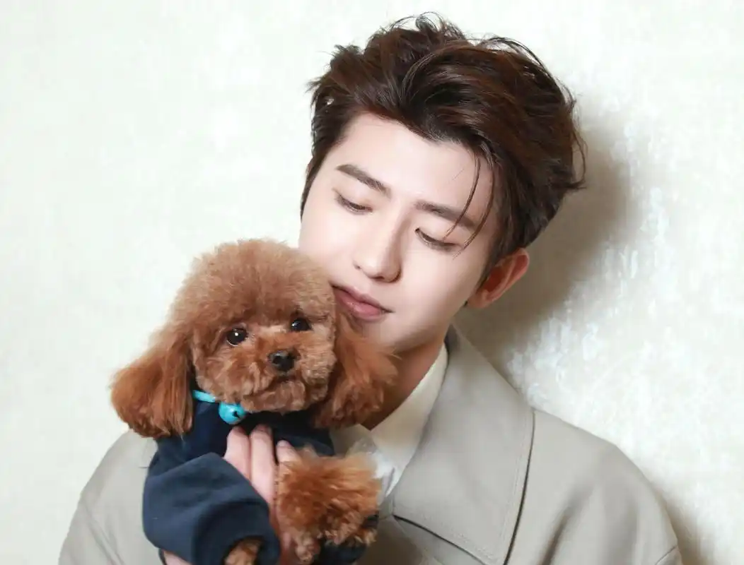 蔡徐坤到达洛杉矶,穿酷炫皮衣,拿可爱玩偶,发量多到压不住?