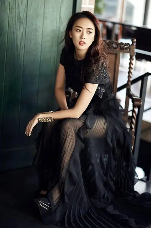 28岁那年,童瑶参加一个朋友的生日聚会,在派对现场,她邂逅了一位男士