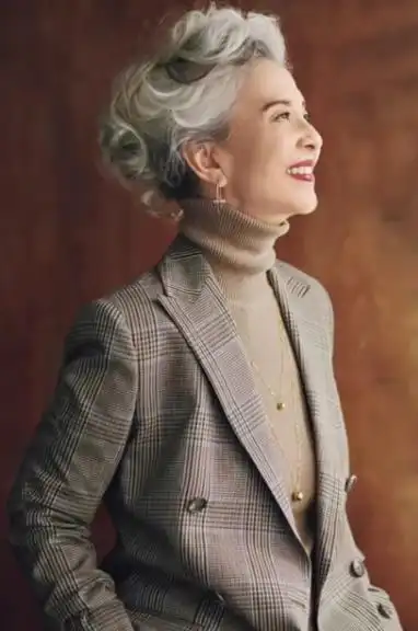 60岁发型怎么烫才好看,50-60岁最佳发型照片-528时尚网