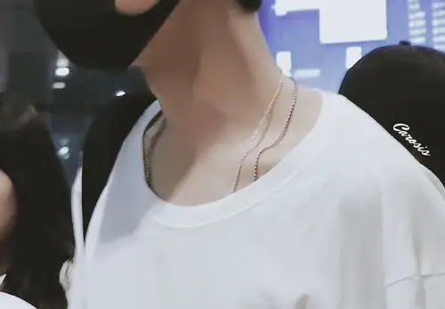 可以单独出道的锁骨#来看看肖战的锁骨吧荷尔蒙爆棚,满屏的诱惑,完全