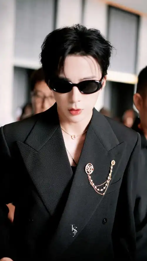 刘宇宁有个事儿通报一下##刘宇宁黑西装墨镜路透