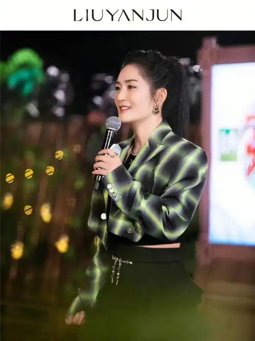 主持人@谢娜 身穿liuyanjun 2022秋冬系列荧光绿格超短西装,拍摄@乘风