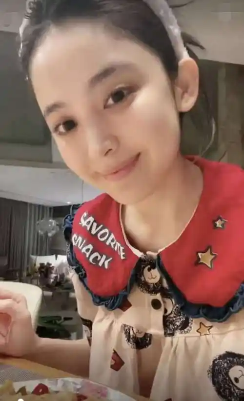 不得不说,古力娜扎真的是越来越漂亮了,即使离开美颜和滤镜素颜依旧