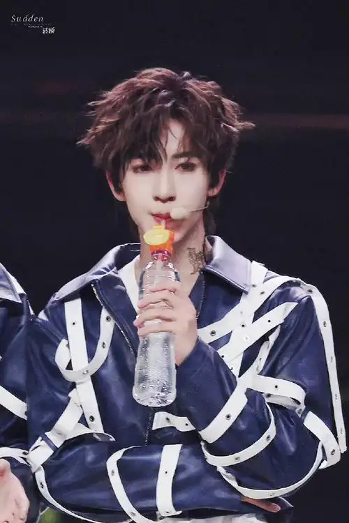 兔牙时代##和贺峻霖点亮微博之夜##时代少年团呱呱舞