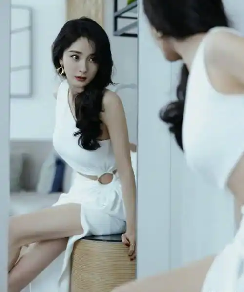 杨幂出镜活动大秀身材,弯腰时衣服差点崩开,透露今年演唱会情况引期待