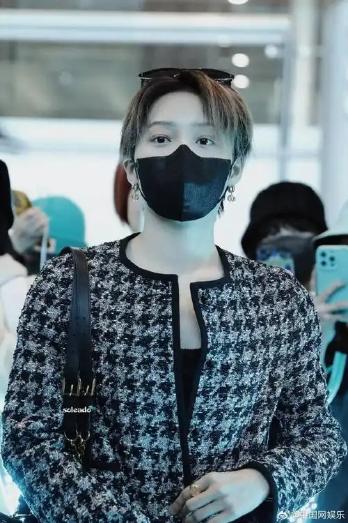 刘雨昕巴黎机场路透#刚刚结束la行程的@刘雨昕,受迪奥官方邀请,从