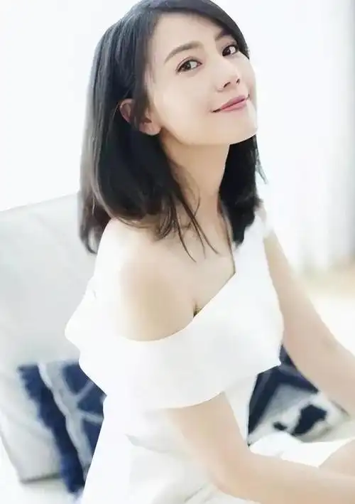 高圆圆又带火一种高级穿法:老头背心 奶奶衫 锁骨发,减龄又潮