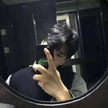 坚定又迷人的眼神帅哥头像中分发型图片男生短发