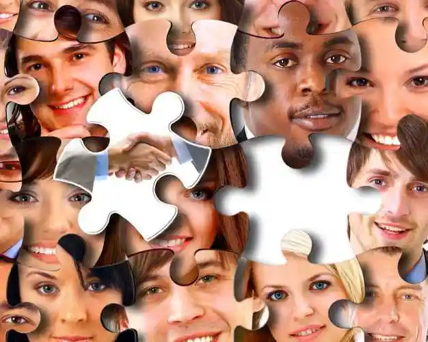 不同国家人民微笑的肖像拼图