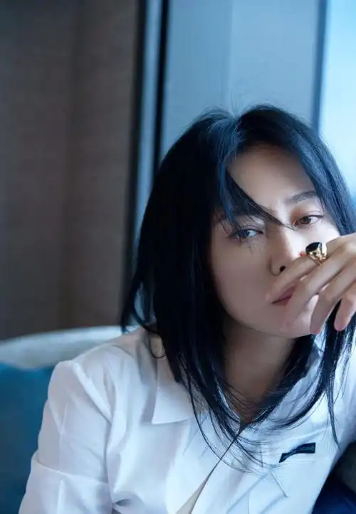 谭卓作为《烈火英雄》的主演,穿搭上从未输过,依旧是那么美