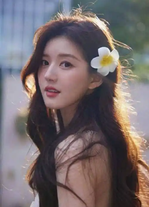 赵露思身穿鸡蛋花秀亮丽背影,肌肤水美迷人,让人心动!