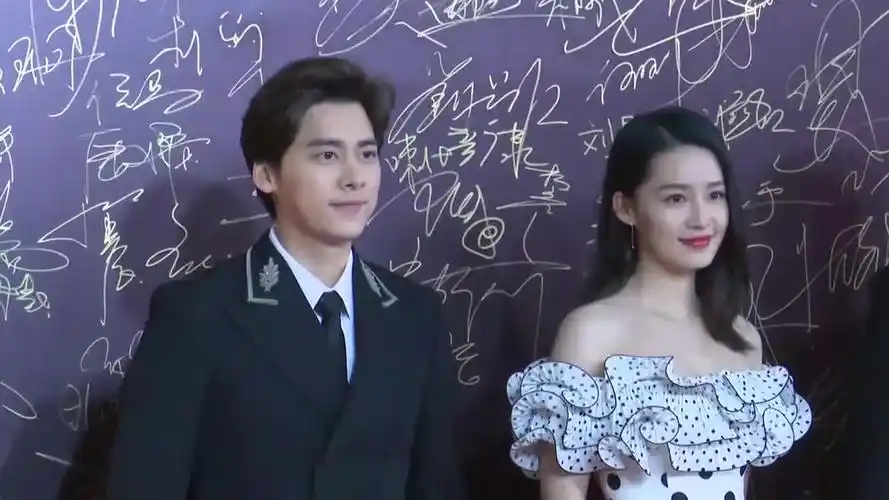 李易峰李沁不惧绯闻大方同框 李沁穿波点裙俏皮甜美