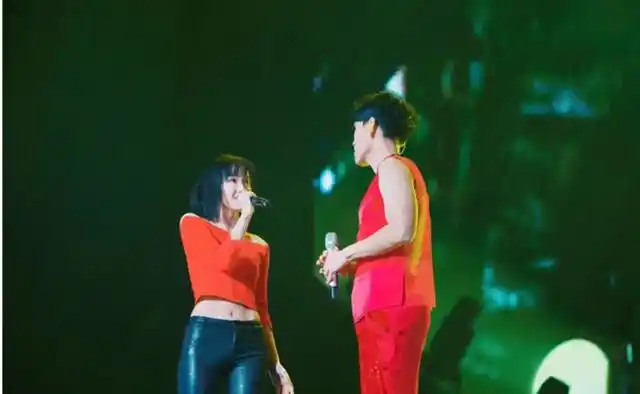 黄龄太大胆了,与杨宗纬合唱情歌,这身装扮太惊艳,关系不一般