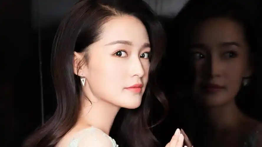 甜美演员李沁时尚优雅写真,高清壁纸图片,大陆明星-回车桌面