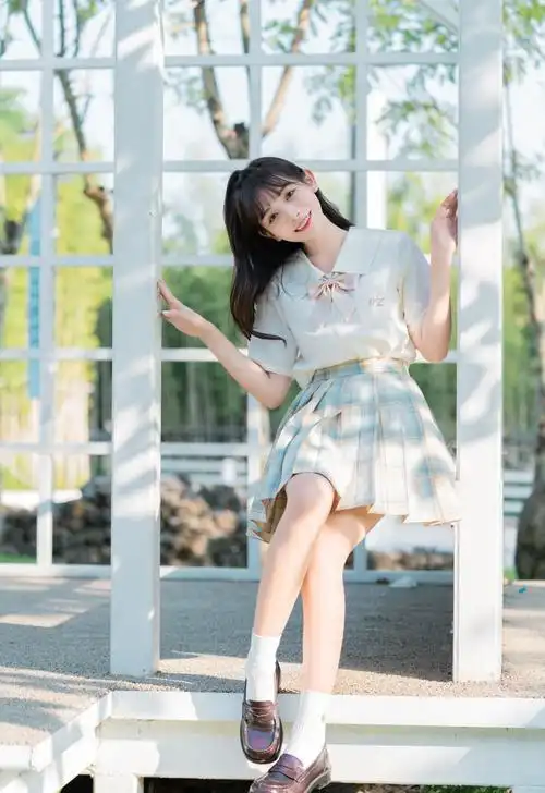 格纹短裙美女修长美腿诱人写真