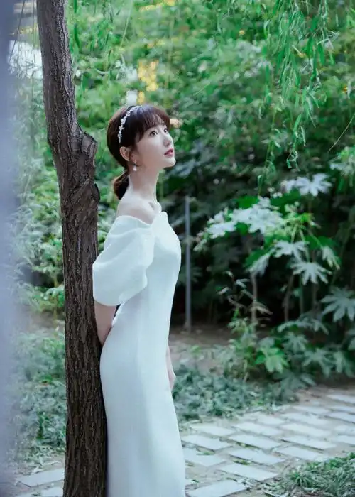 117毛晓彤苏秘37中国区品牌大使毛晓彤身着白色露肩小礼裙清新优雅