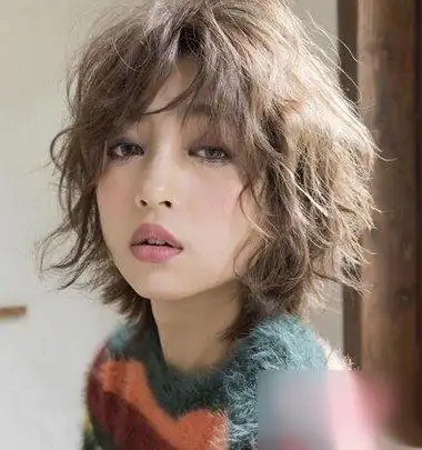 蓬松的样子,偏分烫短发发型,将发顶上的头发从脖颈位置梳一下层次烫发