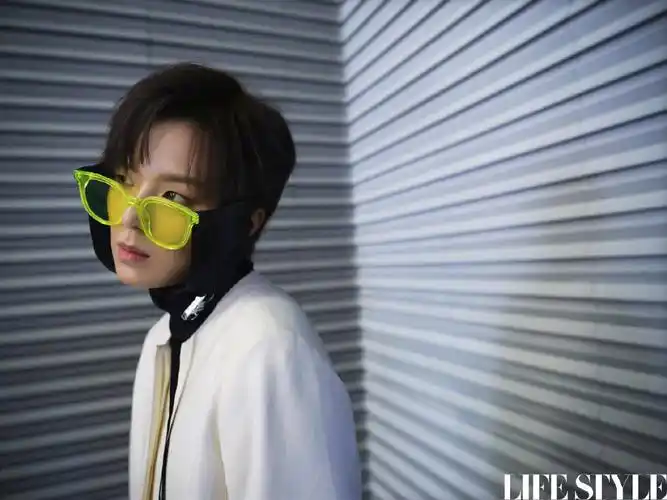 > sunnee杨芸晴酷美时尚大片写真图片(2/9)