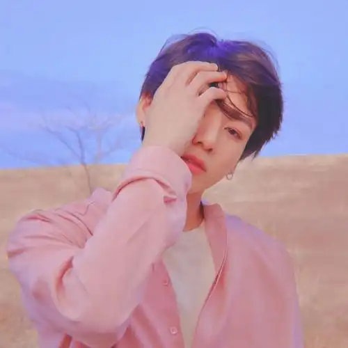 粉色系帅哥头像图片