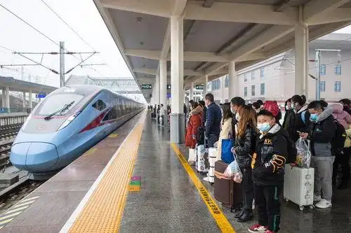 关于高铁到站停靠站台查询的图片及评论