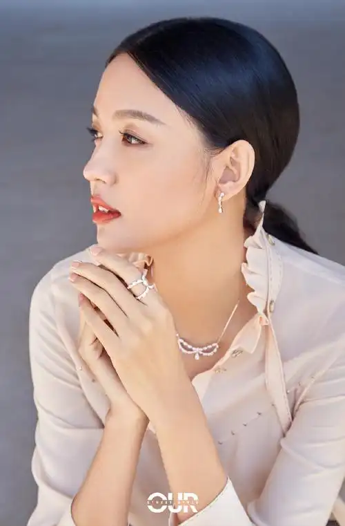 张梓琳格纹裤优雅知性写真图片