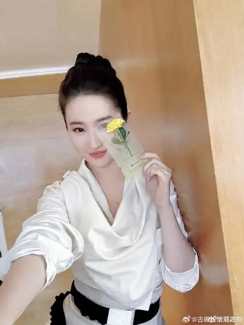 刘亦菲盘发自拍##刘亦菲白色百褶裙