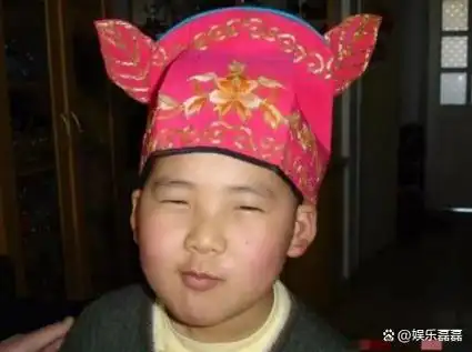 郭麒麟小时候很少见到爸爸,他在采访时用手比划了3次,表示:"大概就是