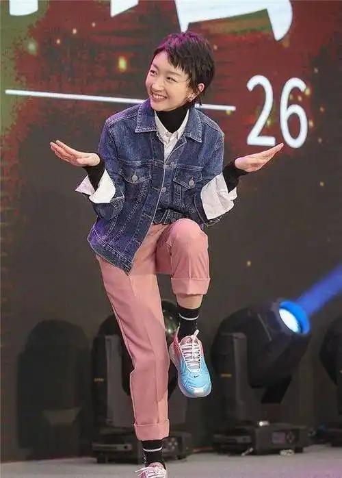 众所周知,周冬雨与马思纯,窦靖童关系都不错,与张一山更是以哥们相称