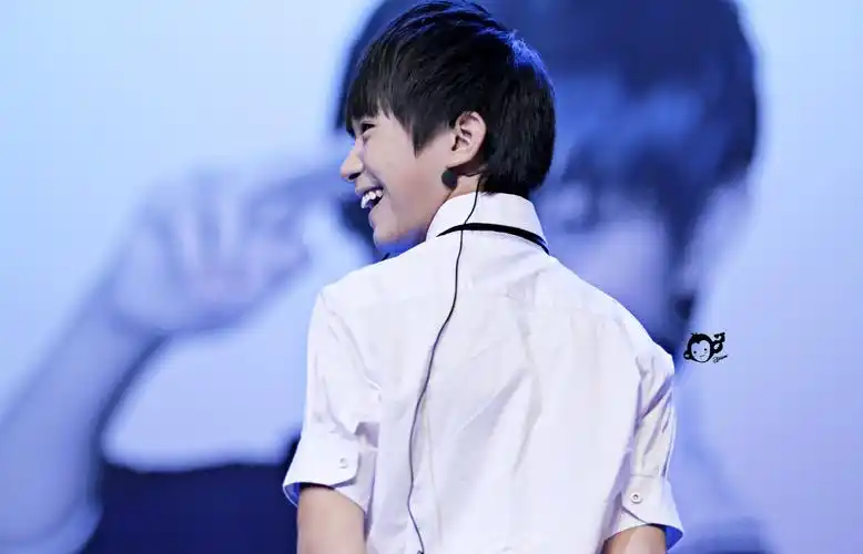 易烊千玺# 怎么笑的那么开心啊