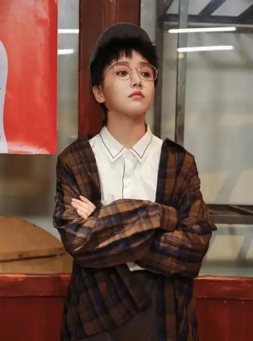姜贞羽《#元气满满的哥哥#》男装造型路透来了,短发配银框眼镜,你们