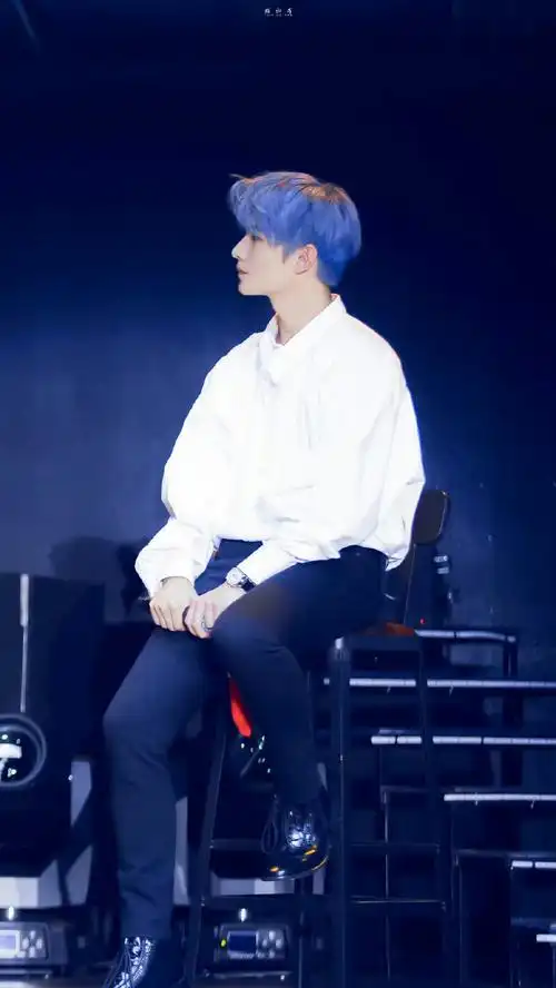 考古才知道,实力宠粉的杨洋,染蓝色头发,是为了给羊毛们一个惊喜!