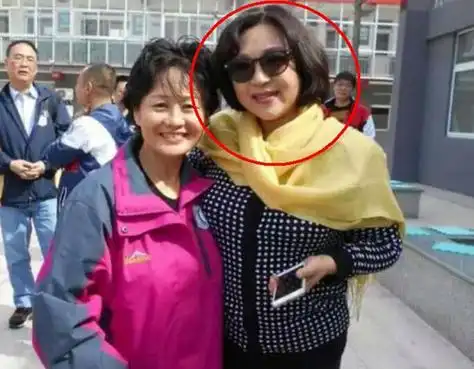 李连杰54岁前妻黄秋燕近照身材圆润气场足
