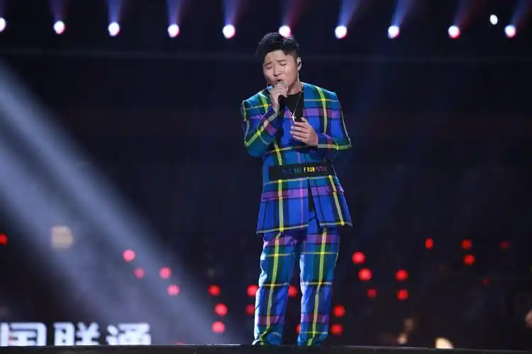 白小白江苏卫视与周笔畅同台合唱《我爱你不问归期》