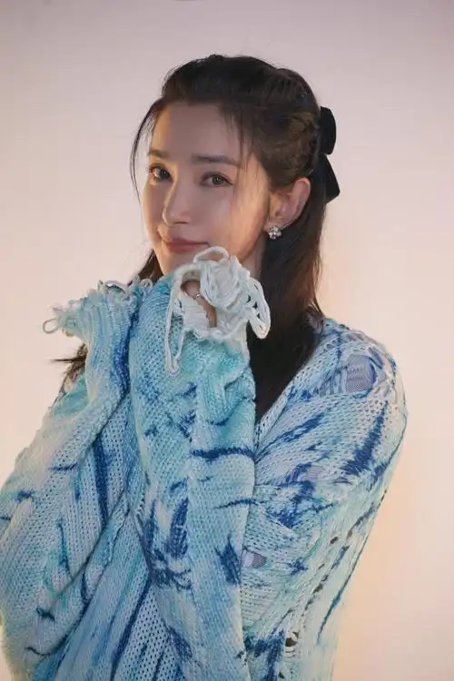 李冰冰穿蓝色毛衣好减龄 微微一笑超温柔_综艺看点_大众网