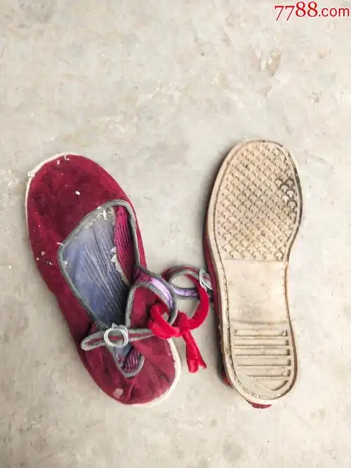 旧鞋;女士一带布鞋白色塑料底红色绒面上海长征制鞋六厂"双鸽"牌37码