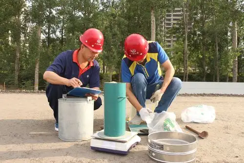 郑州市迎宾路项目保通辅道水稳摊铺开始施工
