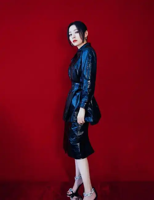 张靓颖厉害了,把别人不敢穿的皮衣穿出了时尚感,这衣品不得了