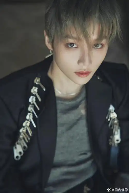 刘雨昕街舞5总决赛第三套造型,拉链黑西装造型设计感满满,好帅气的