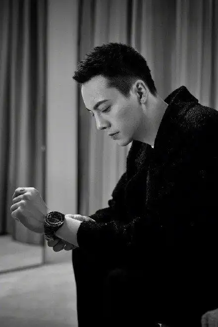 陈伟霆花絮侧拍图,经典黑白穿搭搭配复古金属框眼镜,黑白光影里,饱饱