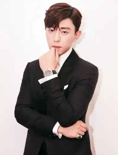 邓伦流光溢彩王子装帅气写真