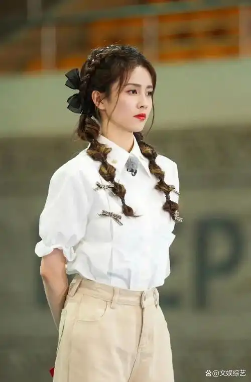 在过往的采访中,白鹿多次自嘲为"男人",然后表达个人观点和喜好.