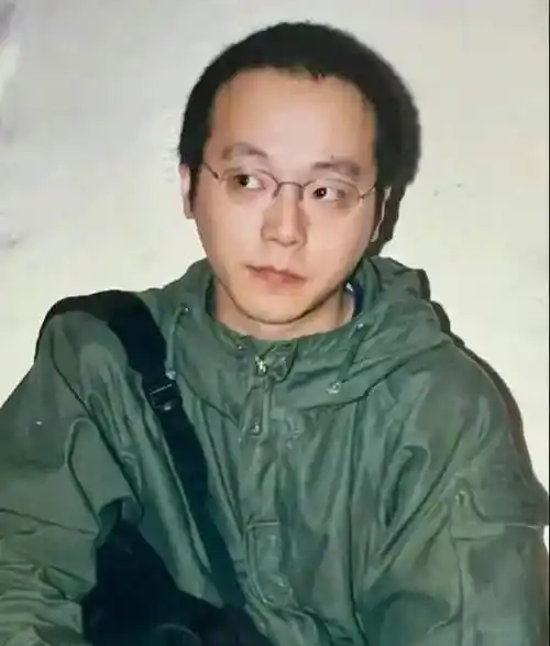 窦唯现身灵隐寺,身材发福,衣着随便,与前妻王菲相差太远了|歌曲|新歌